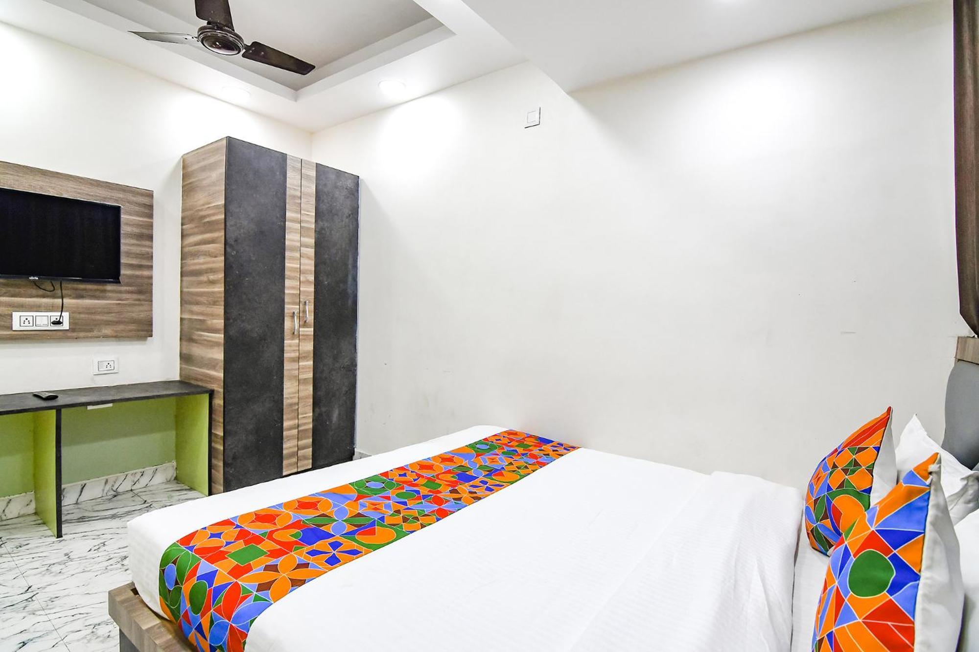Отель Fabexpress Sr Royale - Nr Sealdah Station Калькутта Экстерьер фото