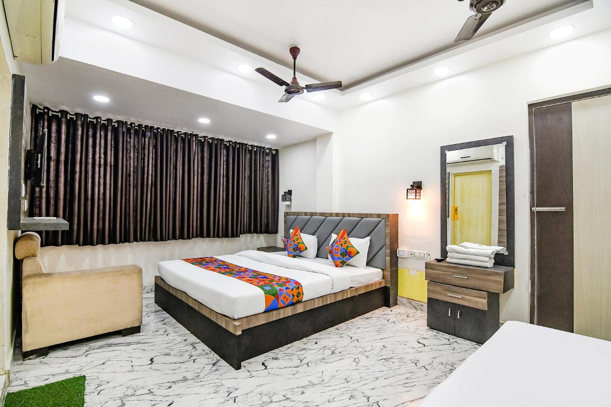 Отель Fabexpress Sr Royale - Nr Sealdah Station Калькутта Экстерьер фото