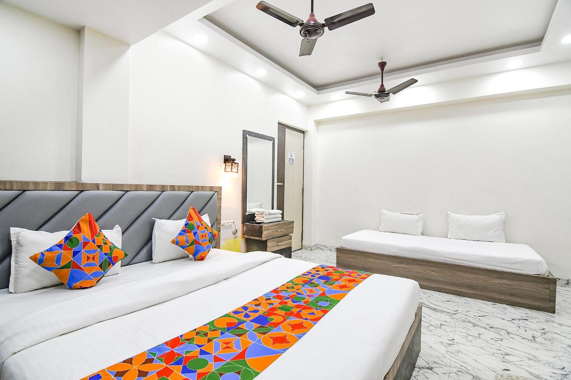 Отель Fabexpress Sr Royale - Nr Sealdah Station Калькутта Экстерьер фото