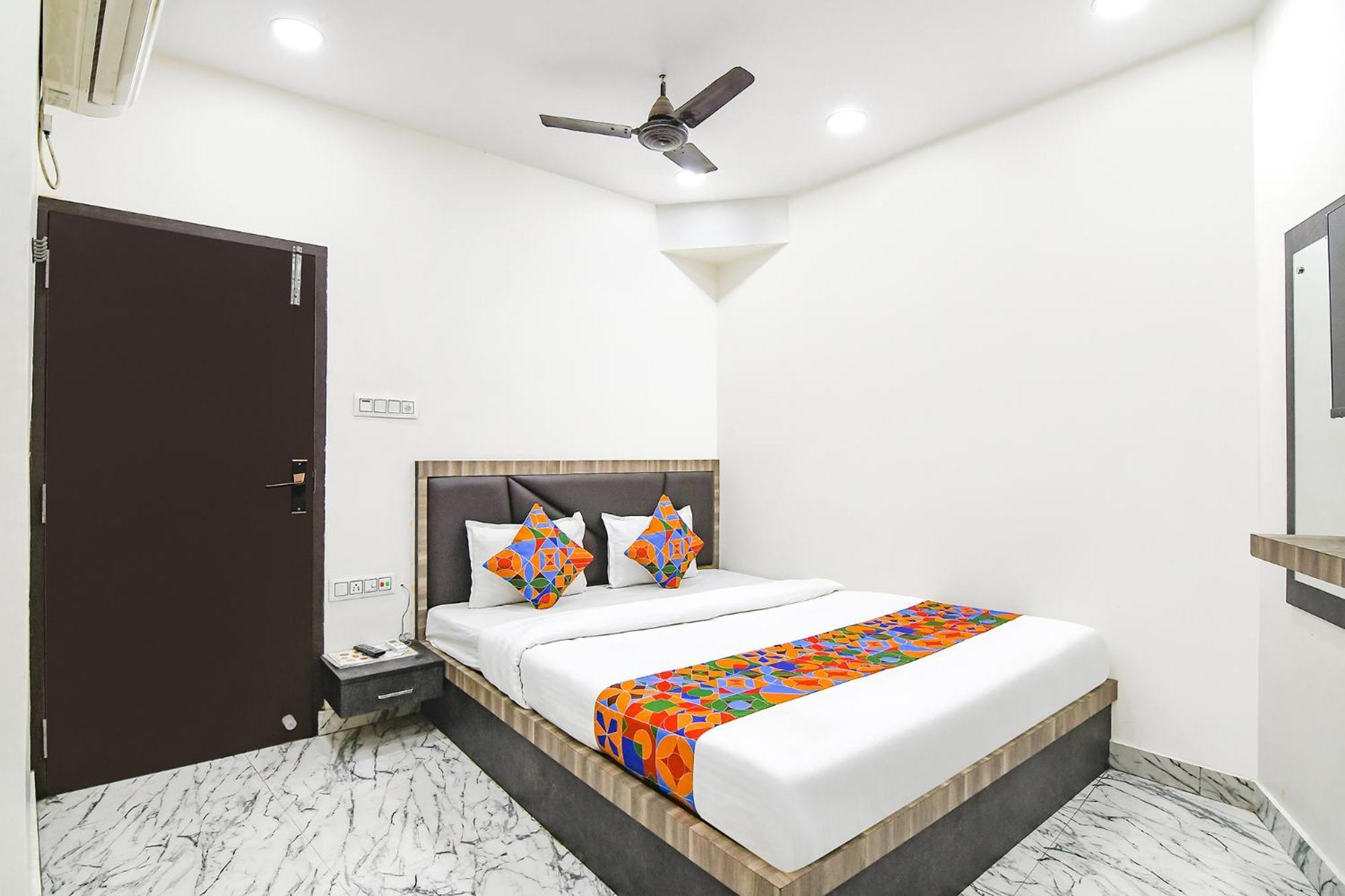Отель Fabexpress Sr Royale - Nr Sealdah Station Калькутта Экстерьер фото