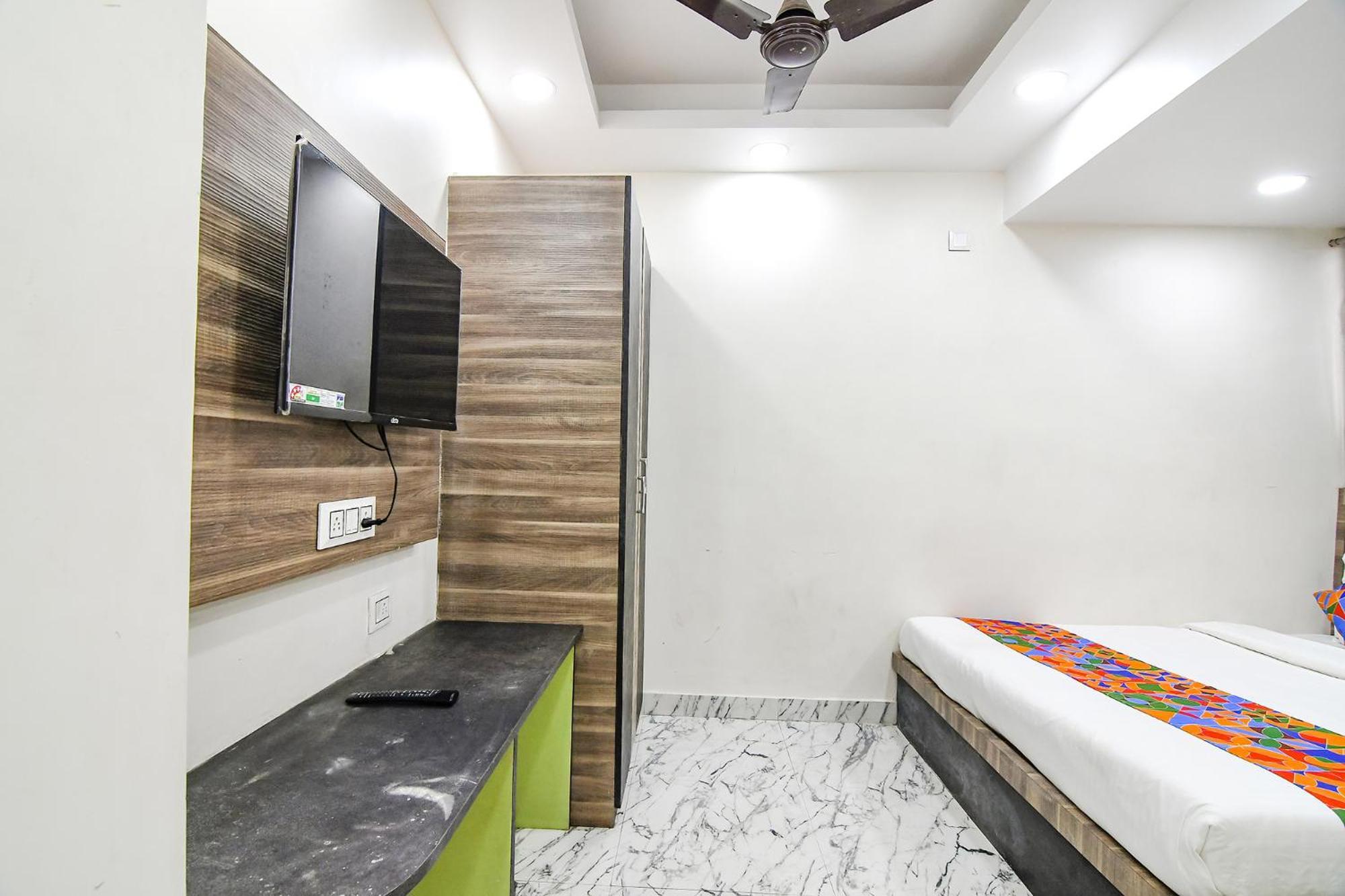 Отель Fabexpress Sr Royale - Nr Sealdah Station Калькутта Экстерьер фото