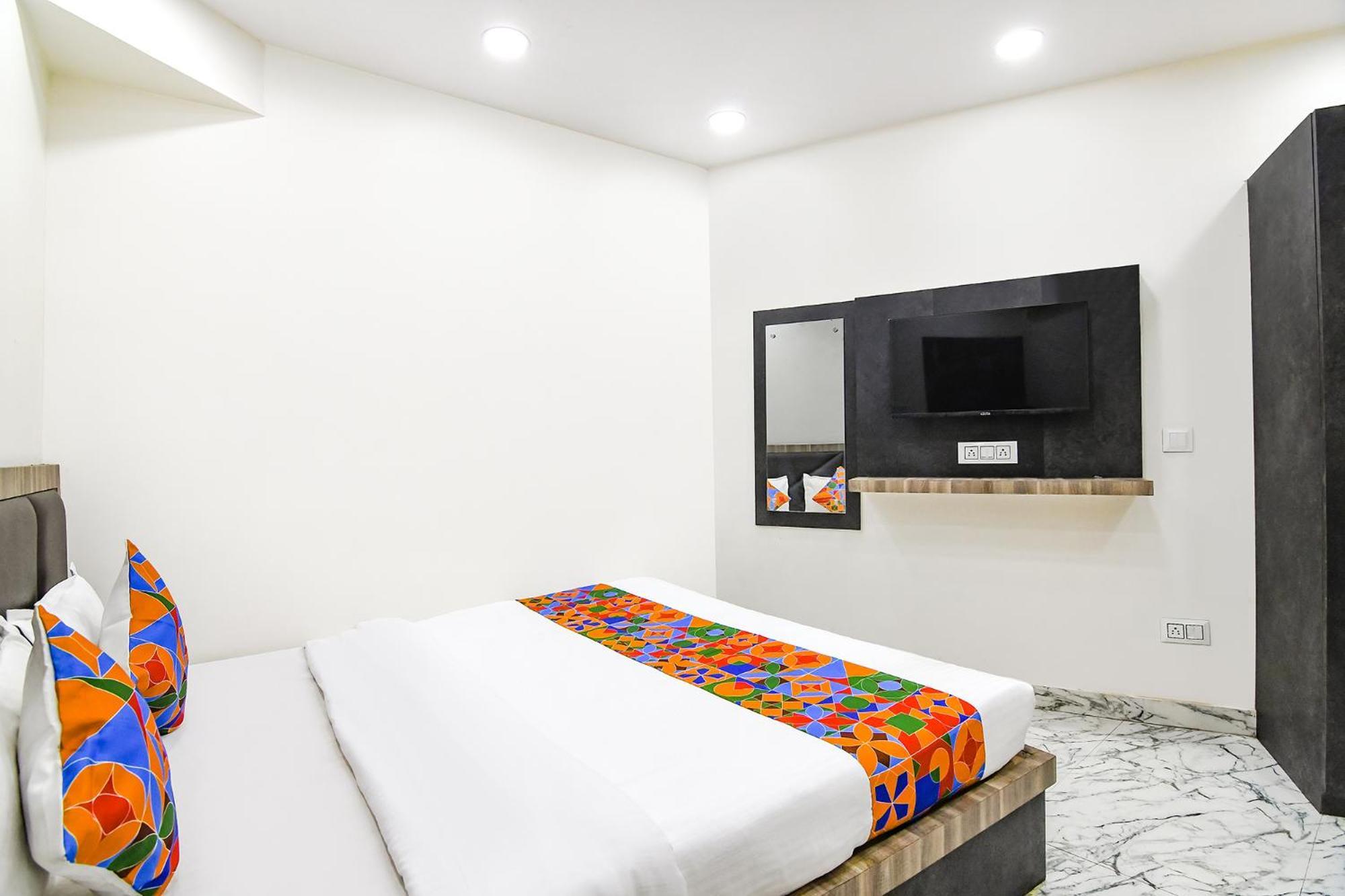 Отель Fabexpress Sr Royale - Nr Sealdah Station Калькутта Экстерьер фото