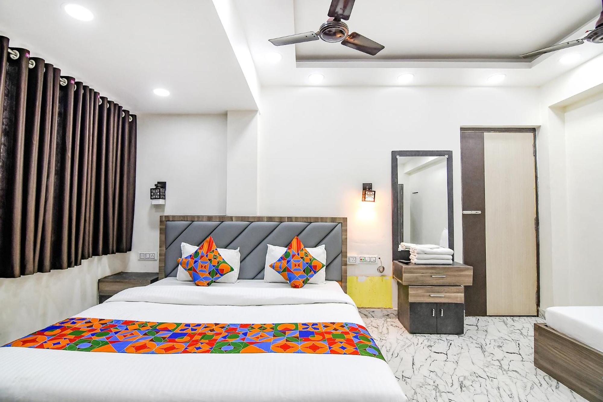 Отель Fabexpress Sr Royale - Nr Sealdah Station Калькутта Экстерьер фото