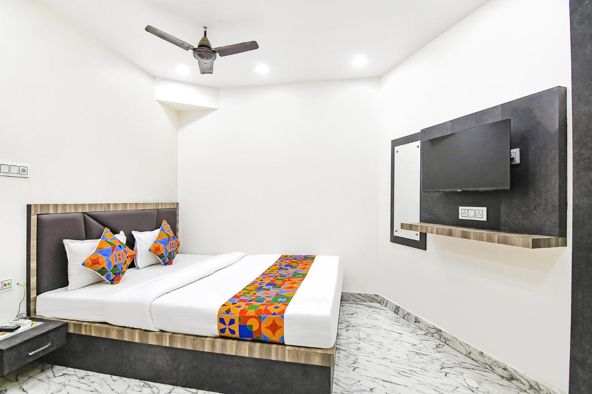 Отель Fabexpress Sr Royale - Nr Sealdah Station Калькутта Экстерьер фото